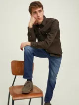 Jean azul de tiro medio y corte tapered, con diseño clásico de cinco bolsillos y cierre con botón.