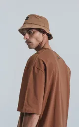 Remera corta color marrón, de corte holgado y mangas cortas.