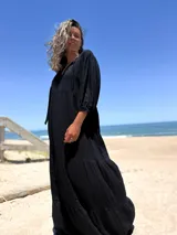 Vestido largo negro con escote en V y mangas 3/4 amplias.