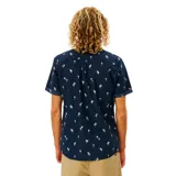 Camisa de manga corta azul marino con estampado de palmeras blancas, cuello clásico, cierre con botones y bolsillo en el pecho.