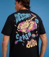 Remera negra de algodón, corte comfort, manga corta y cuello redondo. Presenta un estampado grande en la espalda del personaje Coiote de Looney Tunes con el texto "Destined to Crash and Burn" en colores vibrantes.