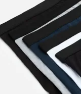 Pack de cinco bóxers de algodón en colores negro, gris, azul marino y blanco, con cintura elástica.