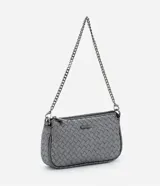 Bolso bandolera pequeño color gris plomo con textura trenzada, cierre de cremallera y asa de cadena desmontable.