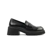 Zapato tipo mocasín de cuero sintético color negro, con plataforma y taco track.