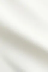 Remera blanca de punto pesado, con escote bote y mangas japonesas. Modelo entallado.
