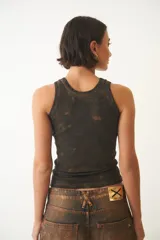 Musculosa marrón con cuello alto y efecto desgastado.