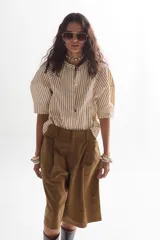 Bermuda color verde oliva, de corte ancho y largo a la rodilla.