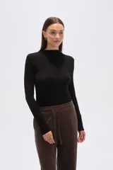 Remera negra de manga larga con cuello alto, confeccionada en viscosa y elastano, de corte ajustado.
