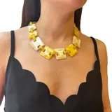 Collar con cadena de eslabones cuadrados de resina color amarillo y blanco.