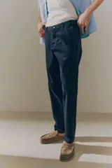 Pantalón de vestir negro de corte slim fit, con bolsillos laterales y traseros.