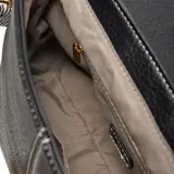 Bandolera pequeña de material exterior PU color negro, con solapa frontal curva y cierre superior interno. Presenta un bolsillo interno con cierre. Incluye correa larga regulable y desmontable. El herraje frontal es metálico dorado con el logo XL grabado.