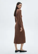 Vestido midi negro de tejido de punto fino acanalado, cuello Perkins y manga larga.