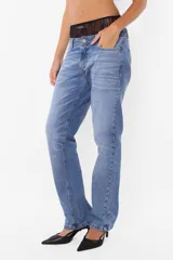 Pantalón denim azul de tiro bajo y pierna angosta. Cierre metálico con botón personalizado, cinco presillas, plastisol de marca en espalda y bolsillos laterales con relojero y remaches. Lavado azul con bigotes láser artesanales.