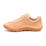 Zapatillas urbanas Caterpillar Versy Lo color beige con suela marrón.