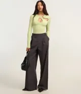 Blusa manga larga color verde claro, confeccionada en microfibra con escote diferenciado estilo gota y ribete delantero.