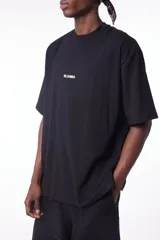 Remerón negro de algodón con cuello redondo y logo Blkmba estampado en el pecho.
