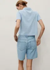 Short de jean celeste con cierre de botón y cremallera, trabillas, dos bolsillos traseros, tiro medio, detalle de pinzas, diseño corto, dos bolsillos laterales y diseño recto.