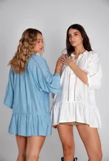 Vestido corto celeste con mangas 3/4 acampanadas y detalle de puntilla en mangas y ruedo.