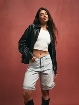Short de jean celeste con efecto lavado, corte recto y largo hasta la rodilla.