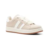 Championes blancos con tres tiras negras en el lateral, talón negro y suela marrón.