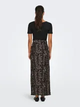 Falda midi de tiro alto con estampado animal print de leopardo en tonos beige y negro. Tiene abertura frontal y cierre con botones.