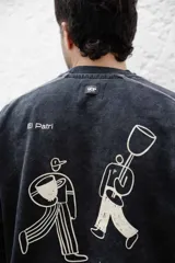 Buzo negro de frisa 100% algodón con calce oversize y lavado gastado. Presenta costuras a contratono, recortes y logos estampados en el frente y en el puño.