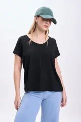 Camiseta negra de manga corta con escote en V.