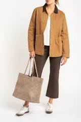 Sobrecamisa color camel de algodón con cuello marrón de cuero sintético, cierre frontal con botones, bolsillos de parche y corte recto.