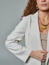 Blazer recto color crudo, de lino con doble botonadura.