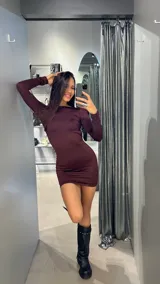Minivestido marrón de lycra con espalda descubierta y tiras finas cruzadas.