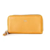 Billetera de símil cuero color camel con cierre perimetral y logo XL plateado en el frente.