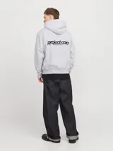 Buzo con capucha gris claro melange, de manga larga y corte holgado. Tiene bolsillo tipo canguro y logo pequeño estampado en el pecho.