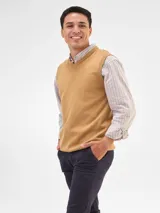 Chaleco de punto color tostado con escote en V, ideal para combinar con camisas.