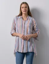 Camisa larga de rayón a rayas verticales de colores, con cuello con solapa, abertura central con botones y mangas largas regulables con presilla y botón.