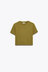 Camiseta de manga corta con cuello redondo, corte cropped y patrón de rayas horizontales en azul marino y blanco.