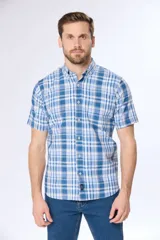 Camisa de manga corta con cuello abotonado y estampado a cuadros en tonos de azul y blanco. Hecha en Uruguay.