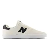 Zapatillas urbanas New Balance modelo 272, color blanco hueso con detalles en negro, confeccionadas en gamuza y lona, con logo "N" característico en los laterales y suela blanca.