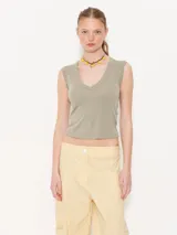 Musculosa verde oliva de morley, con escote en V y corte ajustado.