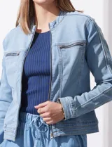 Campera de jean azul, marca Baccini, con cierre frontal, bolsillos delanteros y composición de 70% algodón, 26% poliéster, 3% rayón y 1% elastano.