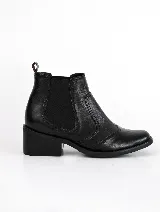 Botineta de cuero negro con elástico lateral, taco cuadrado y puntera fina.