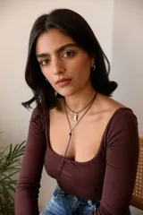 Dije dorado con forma de bota cowboy con detalles calados.