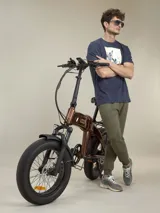 Pantalón de jogging negro con cintura elástica y cordón ajustable.