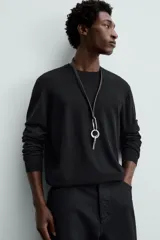 Jersey de hombre regular fit color gris oscuro, tejido en hilatura con mezcla de lana y cashmere. Cuello redondo y manga larga con acabados en rib.