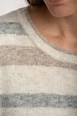 Sweater color crema con rayas horizontales en tonos marrón, bordeaux y beige.