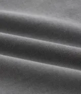 Bermuda masculina básica color negro confeccionada en algodón certificado BCI, con cintura elástica, cordón ajustable y bolsillos funcionales. Tejido leve y cómodo, ideal para looks casuales y versátiles.