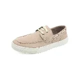 Zapato n
áutico color beige con cordones y suela blanca.