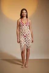 Vestido corto de crochet color crudo, con breteles finos y escote profundo.