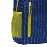 Mochila Nike Elemental con estampado de triángulos azules y detalles en amarillo. Incluye un compartimento principal con cierre, un bolsillo frontal con cierre, un bolsillo lateral de malla y un estuche removible con cierre.