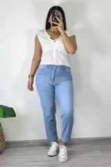 Pantalón de jean celeste, corte mom, tiro alto y largo al tobillo.