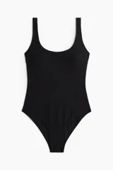 Traje de baño enterizo negro con breteles anchos, escote cuadrado y copas con relleno extraíble.
